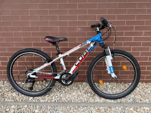 Cube Team 240 - 24” Gyermek kerékpár, 3x7 sebességes Shimano Acera váltó, SR Suntour M3070 teleszkóp, 31cm