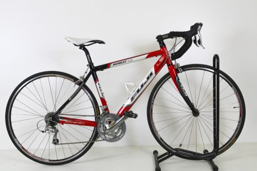 Fuji Newest 1.0 28"-os Aluminium országúti kerékpár, 2x9 Fokozatú Shimano Tiagra váltó, 46cm/S