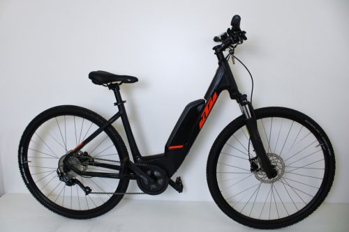 ÚJ! - KTM Macina A410 28”-os elektromos kerékpár 400Wh, 9 fokozatú Altus váltó, Suntour NEX teleszkóp, 46 cm / 18” / S