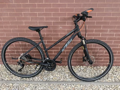 ÚJ KTM LIFE ACTION - Női cross trekking kerékpár 28” / 43 cm / 3×10 sebességes Shimano Deore váltórendszer / SR Suntour NCX-D első teleszkóp