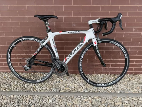 KUOTA KHARMA RACE - ORSZÁGÚTI KERÉKPÁR 28” / 52 CM / Karbon váz / Shimano Ultegra 2x10 fékváltókar rendszer