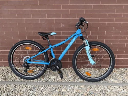 KTM WILD BEE - 24" GYERMEK MTB KERÉKPÁR / 3x7 Shimano váltórendszer / SR Suntour M3010 első teleszkóp