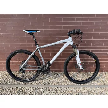   KTM RACE CROSS - MTB KERÉKPÁR 26” / 48 CM / 3x9 Shimano Deore váltórendszer / RockShox Recon első teleszkóp