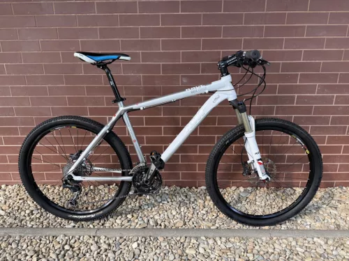 KTM RACE CROSS - MTB KERÉKPÁR 26” / 48 CM / 3x9 Shimano Deore váltórendszer / RockShox Recon első teleszkóp