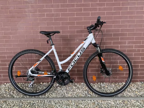 FOCUS CRATERLAKE - 28” Trekking kerékpár, 3x8 Sebességes Shimano Acera váltó, SR Suntour NEX telszkóp, 50cm