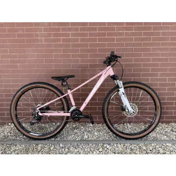   KTM Penny Lane 271 - 27,5”  MTB kerékpár, 3x8 Sebességes Shimano Altus váltó, SR Suntour XCT lockolható első teleszkóp, XS