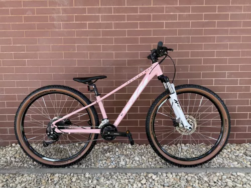 KTM Penny Lane 271 - 27,5”  MTB kerékpár, 3x8 Sebességes Shimano Altus váltó, SR Suntour XCT lockolható első teleszkóp, XS