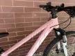 KTM Penny Lane 271 - 27,5”  MTB kerékpár, 3x8 Sebességes Shimano Altus váltó, SR Suntour XCT lockolható első teleszkóp, XS