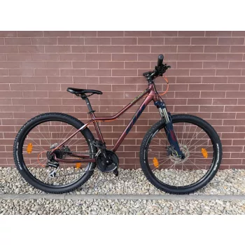   KTM Penny Lane - Női MTB Kerékpár 27,5” / 42 cm / 3x8 sebességes Shimano Acera váltórendszer / SR Suntour XCT első teleszkóp