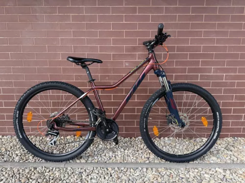 KTM Penny Lane - Női MTB Kerékpár 27,5” / 42 cm / 3x8 sebességes Shimano Acera váltórendszer / SR Suntour XCT első teleszkóp